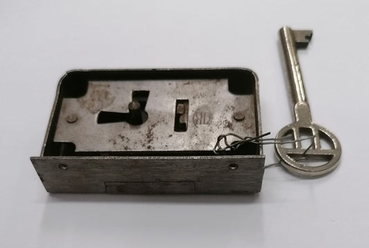 Κλειδαριά Ντουλάπας Συρτιαριού Γαλβανιζέ με Πατούρα 45*68mm (Κέντρο 25mm) Αριστερή